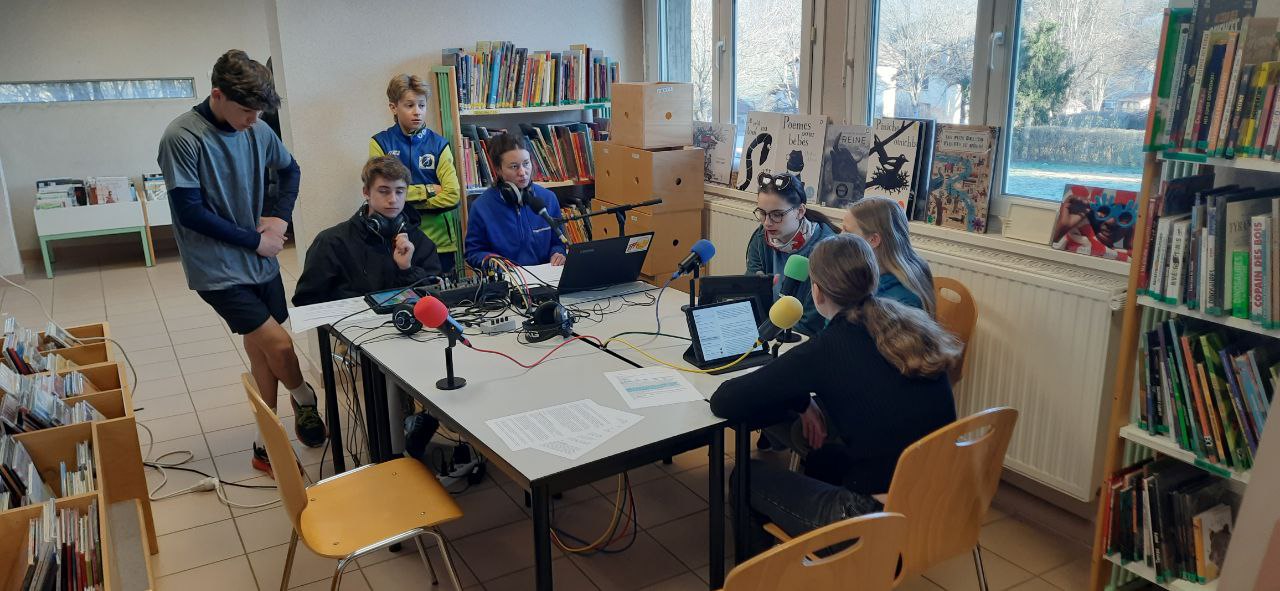 Vue du studio radio dans le CDi pendant la matinle