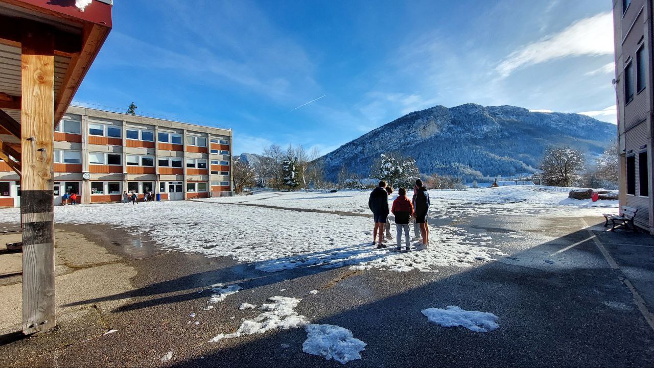 Cour du college avec de la neige et du soleil